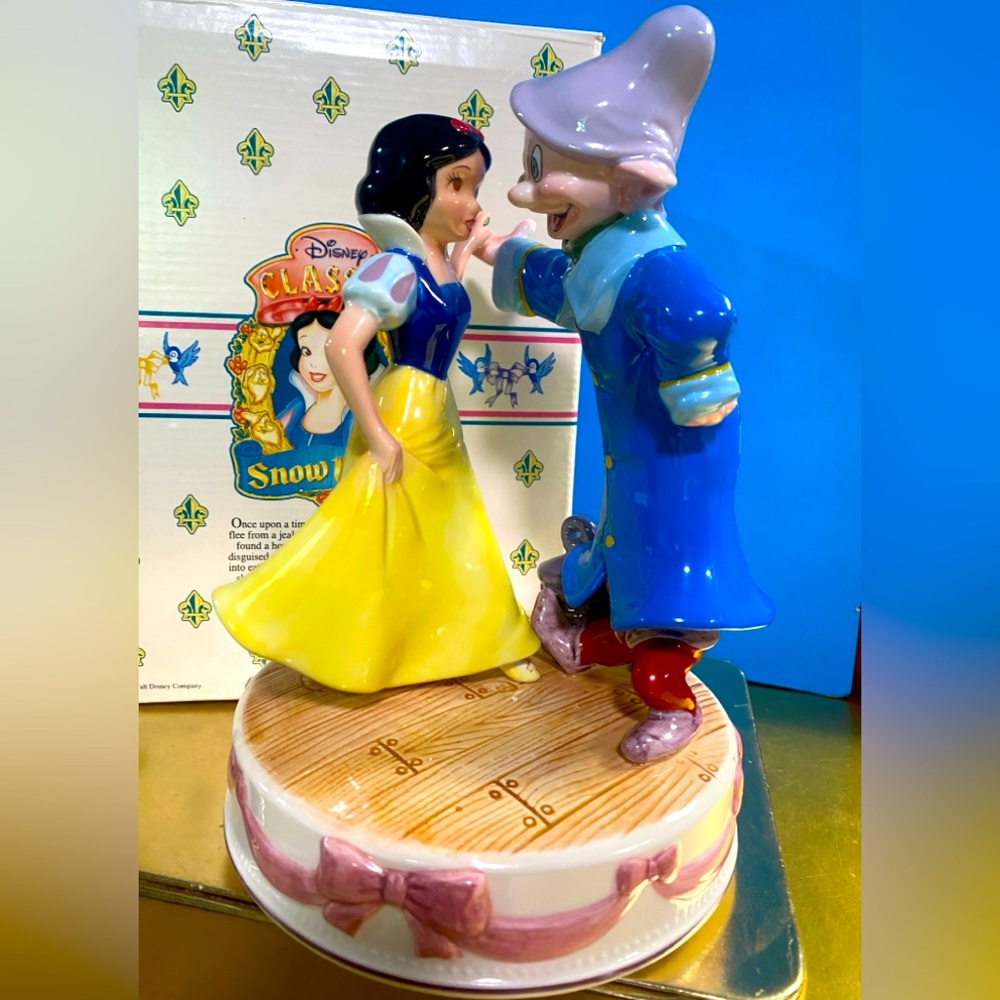 Walt Disney Classics 90’s Snow White And Dopey Rotating Musical Figurine 9.25”